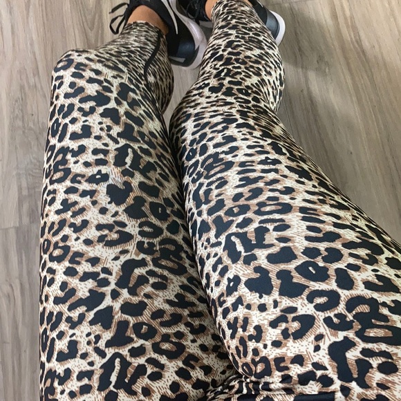 LAST2🧁 UNLEASHED-LEGGINGS - Picture 1 of 8
